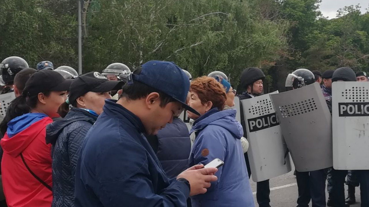 Новости казахстана тенгри ньюс. Токаев митинг. Казахстан протесты акимат. Митинги против Токаева. Машины для митингов в Казахстане.