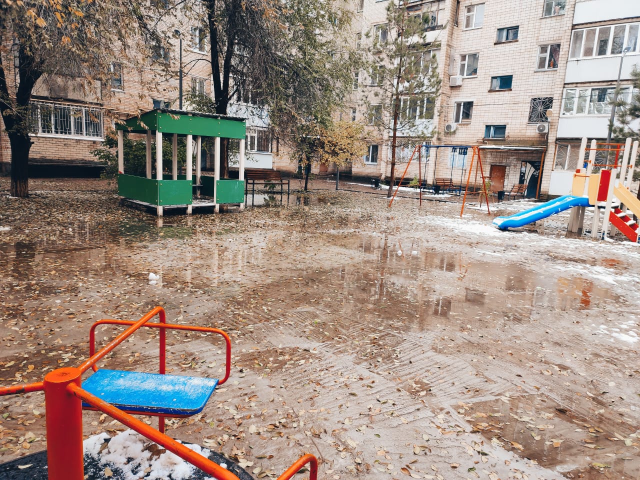 Жители одного из домов Уральска жалуются, что работы по благоустройству их  двора длятся больше года ~ Газета «Надежда»