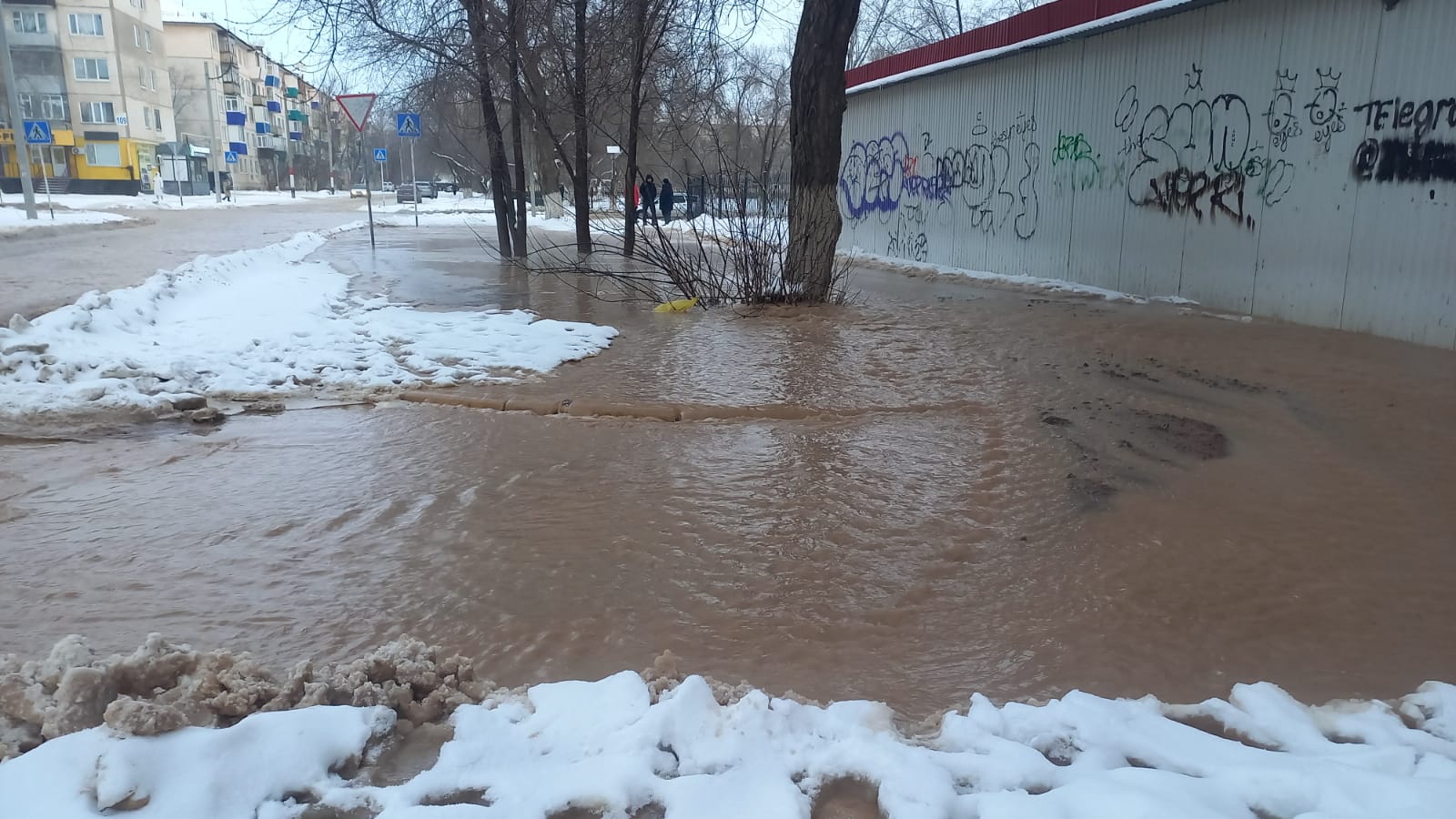 В Уральске затопило улицу из-за аварии на подземном трубопроводе ( ВИДЕО,  ФОТО) ~ Газета «Надежда»